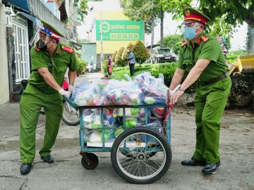 Công an TP.HCM mang cá tươi tặng tận nhà, cả nhà thất nghiệp nấu liền bữa tối - ảnh 3