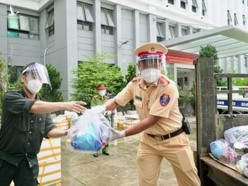 Công an TP.HCM mang cá tươi tặng tận nhà, cả nhà thất nghiệp nấu liền bữa tối - ảnh 2