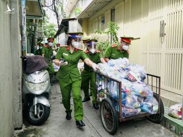 Công an TP.HCM mang cá tươi tặng tận nhà, cả nhà thất nghiệp nấu liền bữa tối - ảnh 5