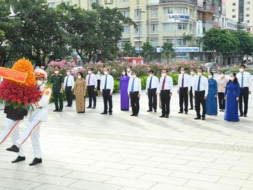 Lãnh đạo TPHCM dâng hương, dâng hoa Chủ tịch Hồ Chí Minh ảnh 6