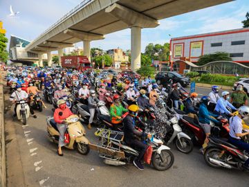 Giao thong Ha Noi gian cach xa hoi anh 3