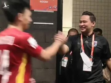 HLV Thái Lan chúc mừng từng tuyển thủ futsal Việt Nam
