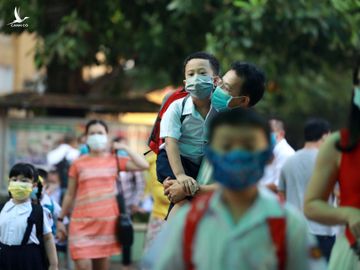 'Bình thường' mới là phụ huynh cùng với giáo viên dạy dỗ con em mình - Ảnh chụp trong mùa khai giảng tháng 9.2020 /// NGỌC DƯƠNG