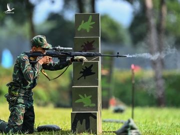 Tuyển thủ Việt Nam thi Xạ thủ bắn tỉa trong khuôn khổ Army Games 2021 tại thao trưởng Trung tâm Huấn luyện quân sự quốc gia 4. Ảnh: Giang Huy
