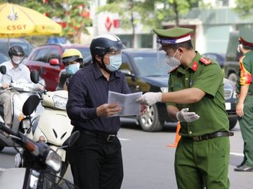 cận cảnh ngày đầu hà nội kiểm soát dịch tại 39 chốt phân vùng