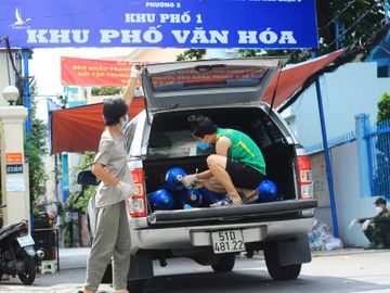 Anh Bế Chí Cao (người ngồi trên xe, 25 tuổi), Bí thư đoàn P.5, Q.3 (TP.HCM) tham gia, điều hành nhóm tình nguyện viên chống dịch tại cơ sở, hỗ trợ đắc lực cho phường /// Trác Rin