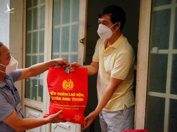 Trao quà hỗ trợ người dân gặp khó khăn do dịch Covid-19 kéo dài ở Q.Bình Thạnh, TP.HCM /// ẢNH: ĐỘC LẬP