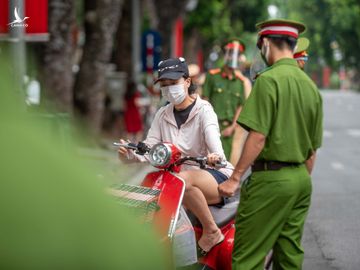 Kiem soat nguoi ra duong ngay quoc khanh anh 2