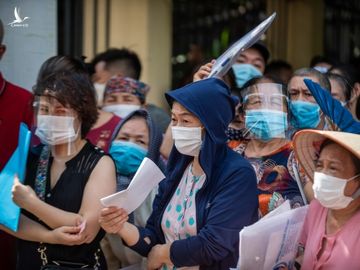 Nguoi dan chen lan tiem vaccine anh 4