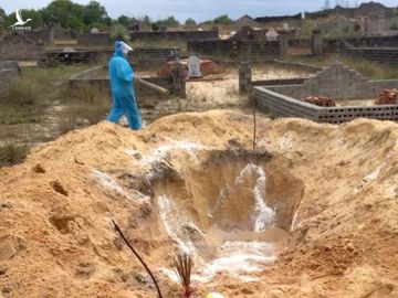 Vụ lãnh đạo xã phải khiêng người tử vong vì Covid-19 đi chôn: Đây là tình huống hy hữu, bất ngờ - Ảnh 1.