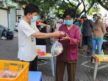 Người dân nhận thực phẩm tại các điểm phát từ thiện ở TP HCM, tháng 6/2021. Ảnh: Quỳnh Trần