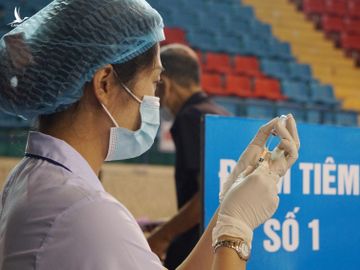 Hôm qua, 9.9 Hải Phòng cũng đồng loạt tiêm vắc xin Sinopharm mượn của TP.HCM /// Ảnh Lê Tân