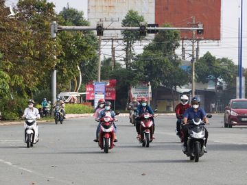 Người dân đi lại ở TP Thủ Dầu Một trong ngày địa phương này nới lỏng giãn cách 12/9. Ảnh: Thái Hà