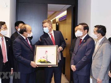 Chủ tịch nước Nguyễn Xuân Phúc thăm và làm việc tại Công ty Pfizer - Ảnh 4.