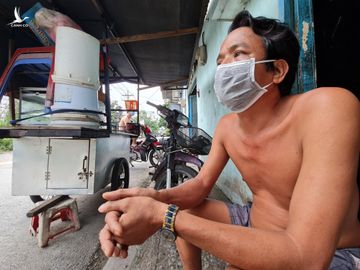 Ngã 3 đường Hoài Thanh và Cây Sung, P.14, Q.8 được ví là "ngã ba cháo lòng, hủ tiếu gõ". Anh Phạm Văn Thanh, 47 tuổi, quê Quảng Ngãi, đã 20 năm ở trọ nơi đất Sài Gòn, cùng vợ và 3 con mưu sinh bằng 2 xe đẩy, 1 xe bán cháo lòng, 1 xe bán hủ tiếu gõ. “Mấy tháng dịch Covid-19, nghỉ, chưa đóng tiền trọ, chờ hết dịch đi bán lại mới đóng. Ở nhà, ai cho gì ăn đó”, anh Thanh nói