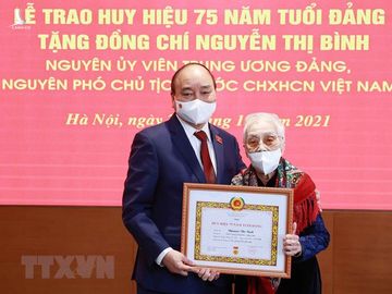 Chủ tịch nước trao Huy hiệu 75 năm tuổi Đảng tặng nguyên Phó Chủ tịch nước Nguyễn Thị Bình - Ảnh 2.