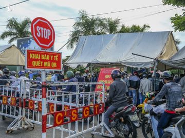 Hang tram nguoi chen chuc tai chot kiem dich giap ranh Da Nang va Quang Nam anh 1