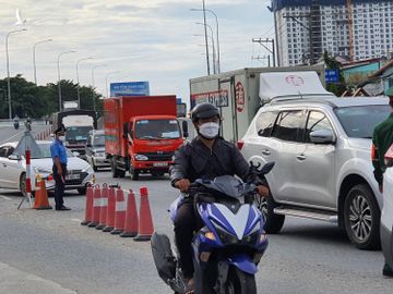 Chốt kiểm soát cửa ngõ TP.HCM vẫn hoạt động, người dân lúng túng khai báo di chuyển nội địa - ảnh 2