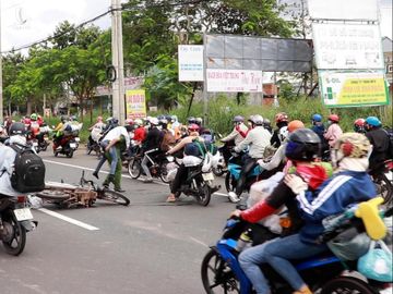 nu hoc vien canh sat giup nguoi tai nan anh 2