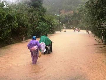 Quảng Nam: Nước tràn vào nhà, hàng trăm hộ dân vùng cao chạy lũ - ảnh 9