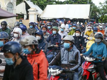 Hang tram nguoi chen chuc tai chot kiem dich giap ranh Da Nang va Quang Nam anh 2