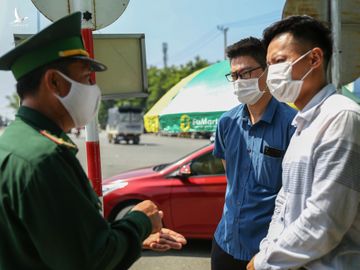 Hang tram nguoi chen chuc tai chot kiem dich giap ranh Da Nang va Quang Nam anh 4