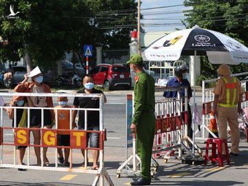 Lực lượng chức năng kiểm soát người ra vào thành phố Đà Nẵng, tại chốt cửa ngõ Hòa Phước (giáp tỉnh Quảng Nam), ngày 29/9. Ảnh: Nguyễn Đông