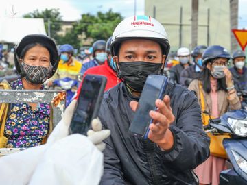 Hang tram nguoi chen chuc tai chot kiem dich giap ranh Da Nang va Quang Nam anh 7