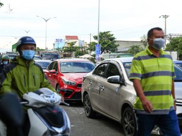 Hang tram nguoi chen chuc tai chot kiem dich giap ranh Da Nang va Quang Nam anh 8