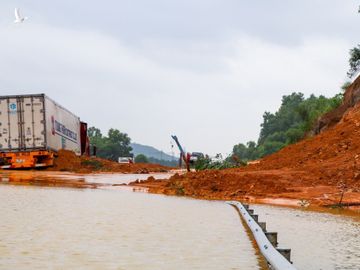 cao toc Da Nang - Quang Ngai sat lo anh 1