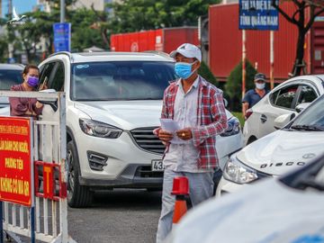 Hang tram nguoi chen chuc tai chot kiem dich giap ranh Da Nang va Quang Nam anh 9