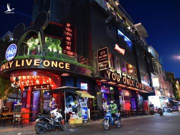 Sở Y tế TP.HCM đề xuất mở vũ trường, karaoke, quán bar, bán hàng rong... - Ảnh 1.