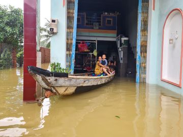 Hàng ngàn căn nhà bị ngập, sạt lở cao tốc Đà Nẵng - Quảng Ngãi - ảnh 6