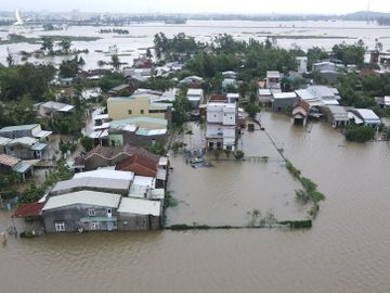 Hàng ngàn căn nhà bị ngập, sạt lở cao tốc Đà Nẵng - Quảng Ngãi - ảnh 9