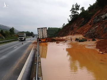 Hàng ngàn căn nhà bị ngập, sạt lở cao tốc Đà Nẵng - Quảng Ngãi - ảnh 10