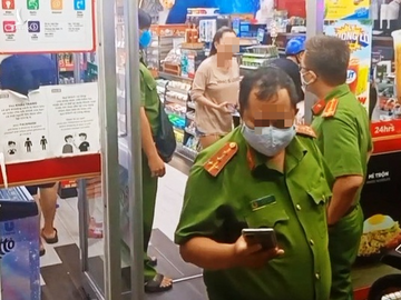 Vận động ‘chị đại quận 4’ đi khám sức khỏe - Ảnh 1. Vận động ‘chị đại quận 4’ đi khám sức khỏe - Ảnh 1.
