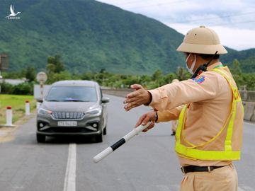 Cảnh sát làm nhiệm vụ kiểm soát người vào Hà Tĩnh tại chốt ở cửa ngõ phía Nam, thị xã Kỳ Anh, tháng 7/2021. Ảnh: Đức Hùng