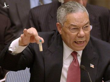 Colin Powell trong cuộc họp Hội đồng Bảo an ngày 5/2/2003. Ảnh: AP.