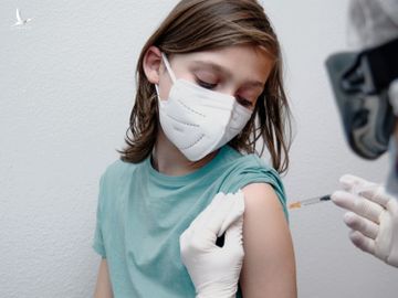 Nhiều nước trên thế giới đang triển khai tiêm vaccine Covid-19 cho trẻ em. Ảnh minh họa: Getty Images