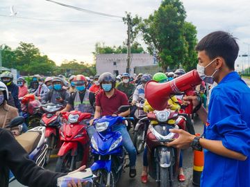 Chật kín người dân tại chốt kiểm soát giữa Đà Nẵng và Quảng Nam - ảnh 2