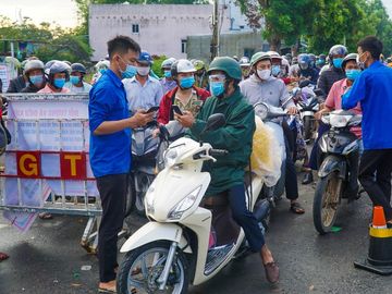 Chật kín người dân tại chốt kiểm soát giữa Đà Nẵng và Quảng Nam - ảnh 1