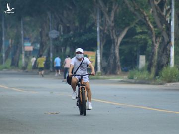 Ngày đầu TP.HCM nới giãn cách: Người người mua đồ ăn sáng 5K, cầm ổ bánh mì vui lắm - ảnh 10