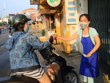 Ngày đầu TP.HCM nới giãn cách: Người người mua đồ ăn sáng 5K, cầm ổ bánh mì vui lắm - ảnh 1