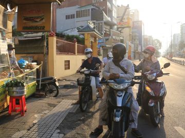 Ngày đầu TP.HCM nới giãn cách: Người người mua đồ ăn sáng 5K, cầm ổ bánh mì vui lắm - ảnh 2