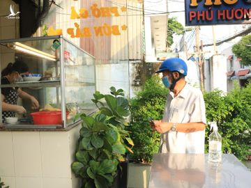 Ngày đầu TP.HCM nới giãn cách: Người người mua đồ ăn sáng 5K, cầm ổ bánh mì vui lắm - ảnh 4