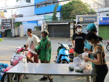 Ngày đầu TP.HCM nới giãn cách: Người người mua đồ ăn sáng 5K, cầm ổ bánh mì vui lắm - ảnh 6