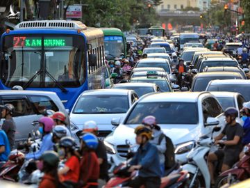 Ôtô, xe máy chạy trên đường Lý Thái Tổ (quận 10), năm 2019. Ảnh: Hữu Khoa