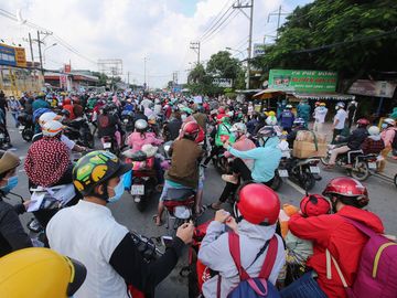 Người dân đi lại giữa TP HCM và các địa phương cần đáp ứng những điều kiện gì? - Ảnh 1.