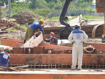 Công nhân thi công tại dự án hầm chui Nguyễn Văn Linh - Nguyễn Hữu Thọ (quận 7), hồi giữa tháng 7 khi TP HCM mới thực hiện Chỉ thị 16. Ảnh: Gia Minh