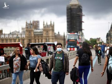 Người dân đi bộ qua cầu Westminster tại London, Anh, hôm 4/7. Ảnh: Reuters.